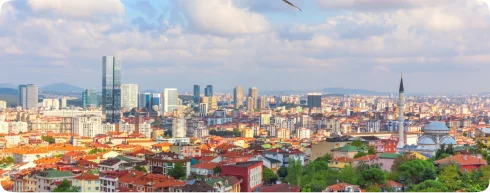 Ümraniye semtinin genel şehir manzarası, yüksek binalar ve tarihi yapılar eşliğinde