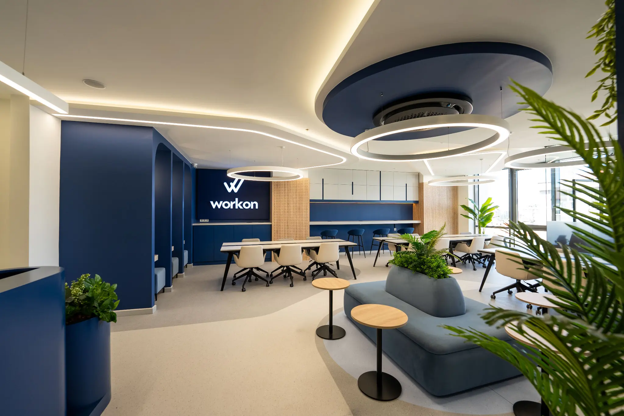 Workon İstanbul giriş alanı, karşılamadan paylaşımlı ofis, hazır ofis ve toplantı odalarına giden modern yol.
