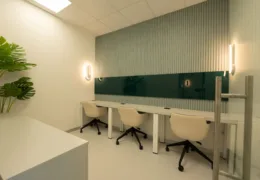 İstanbul Workon ofislerinde yer alan 3 kişilik özel ofis; modern dekorasyon, doğal aydınlatma, ergonomik çalışma koltukları ve yüksek odaklı bireysel çalışma ortamı