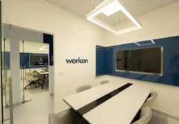 İstanbul'da modern tasarıma sahip Workon toplantı odası; büyük ekran, aydınlatma, konforlu masa ve sandalyelerle donatılmış profesyonel iş ortamı