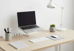 Minimalist ofis masası düzeni, laptop, masa lambası ve aksesuarlarla verimlilik artırıcı masa düzeni