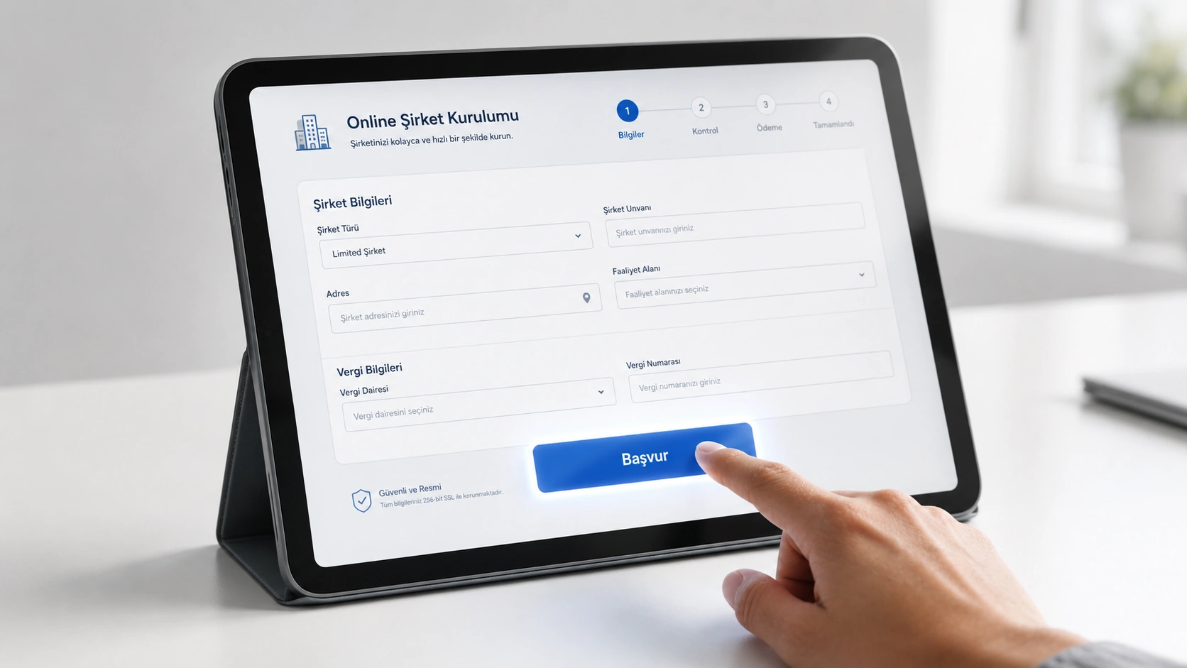 Tablette online şirket kuruluş formu üzerinden ticaret sicili başvurusu yapan kişinin eli